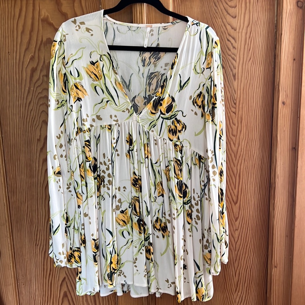 SZ M - Free People top - loose and flowy - long bell sleeves